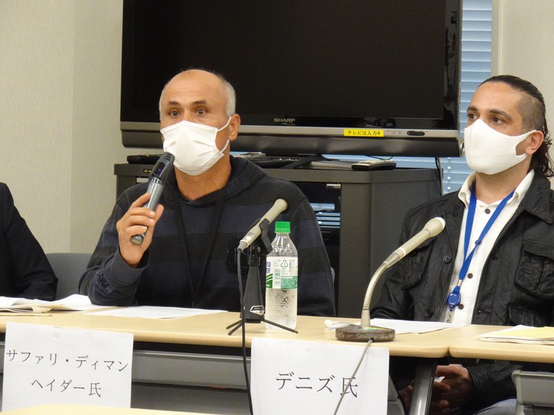 東京都千代田区の参院議員会館で記者会見するサファリ・ディマン・ヘイダー氏(左)とデニズ・イェンギン氏=2020年10月5日午後4時49分、和田浩明撮影