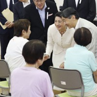 高齢者センターを訪問し、利用者と懇談される天皇、皇后両陛下＝東京都目黒区で2019年9月24日（代表撮影）