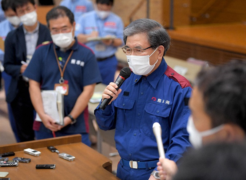 検証委員会を終え、記者の質問に答える熊本県の蒲島郁夫知事=熊本市中央区の熊本県庁で2020年10月6日午後3時58分、津村豊和撮影