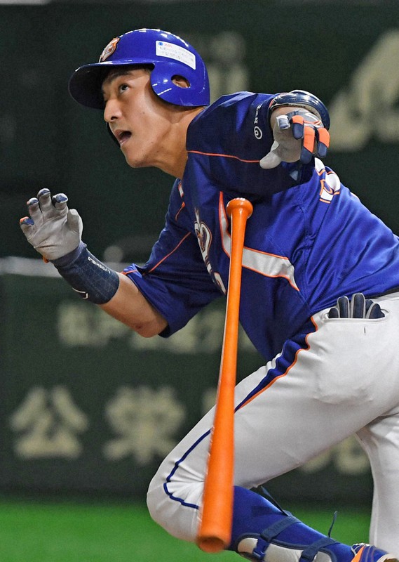 昨年の都市対抗の日本生命戦で安打を放つNTT東日本の向山基生=東京ドームで2019年7月22日、矢頭智剛撮影