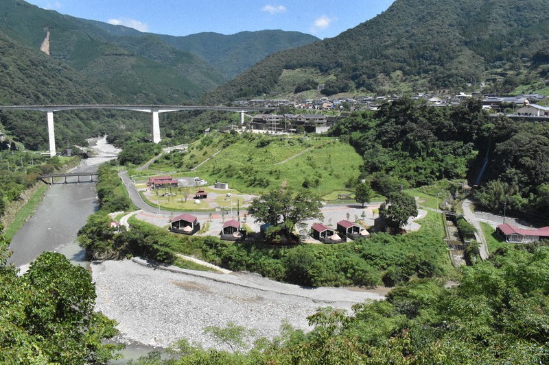 ダム計画中止を受けて水没予定地に村が建設した宿泊施設「渓流ヴィラITSUKI」(中央)=熊本県五木村で8月