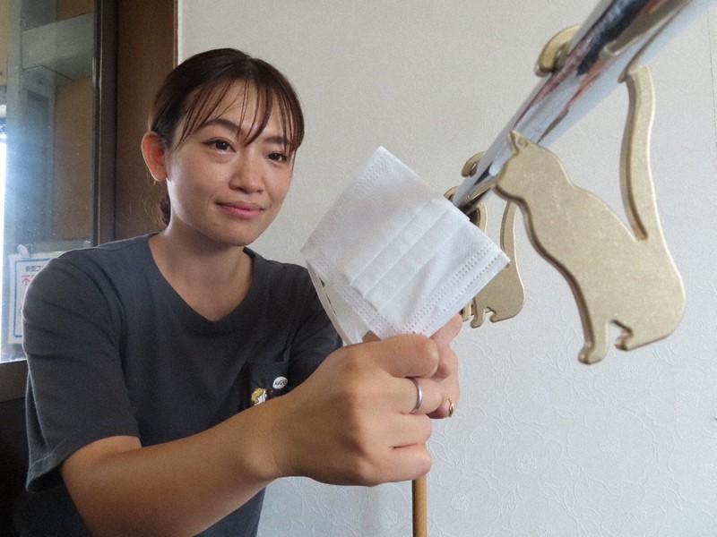 「しっぽ貸し手」にマスクをかける田中倫子社長=愛知県豊川市で2020年9月23日、田口雅士撮影