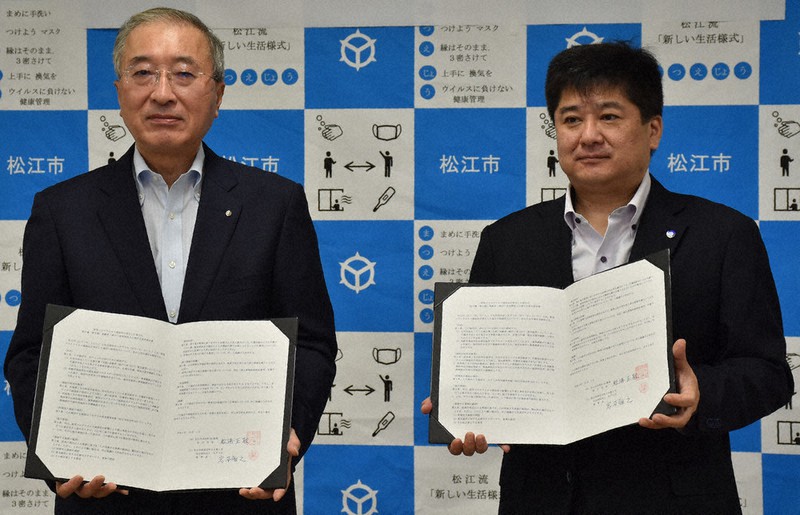 協定を交わした松浦正敬市長(左)と社会福祉法人みずうみの岩本雅之理事長=松江市末次町の松江市役所で、小坂春乃撮影