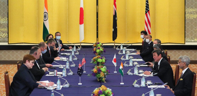 日米豪印外相会談に臨む茂木敏充外相(右から2人目)、ポンペオ米国務長官(左から2人目)、ペイン豪外相(左端)、ジャイシャンカル印外相(右端)=東京都港区の外務省飯倉公館で2020年10月6日午後5時22分、長谷川直亮撮影