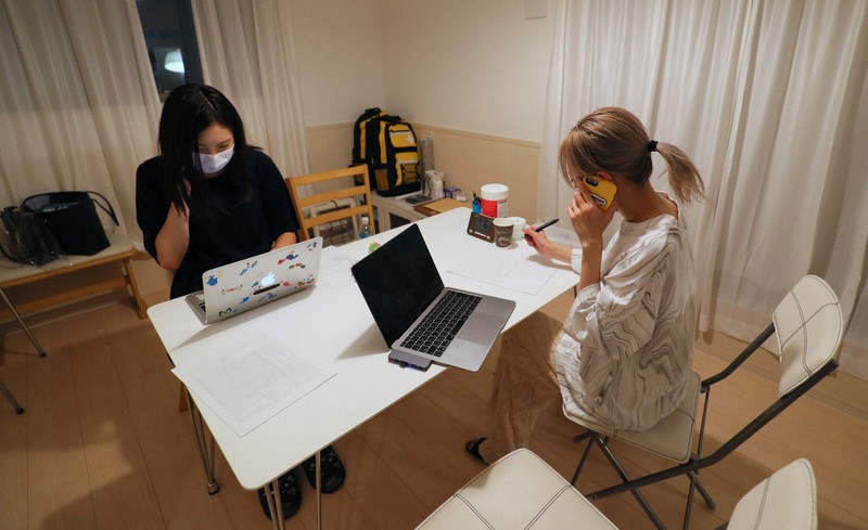 電話で相談を受けるNPO法人「BONDプロジェクト」のスタッフ=東京都渋谷区で、長谷川直亮撮影(画像の一部を加工しています)