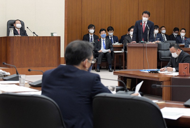衆院内閣委員会で日本学術会議の人事についての質問に答える三ツ林裕巳副内閣相(右奥)。中央奥は西村康稔経済再生担当相=国会内で2020年10月7日午前10時36分、竹内幹撮影