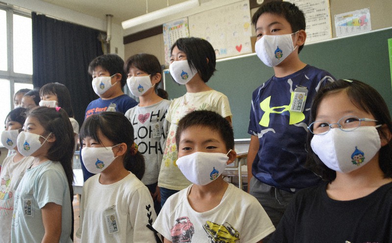 「ながラン」がプリントされたたマスクを着けた小学3年生=千葉県長柄町立日吉小で