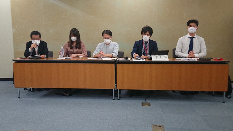 「コロナの生活への影響は深刻さを増している」と生活困窮者に相談を呼びかける作家の雨宮処凜さん(左から2人目)や相談会の実行委員会メンバー=東京都千代田区の厚生労働省で2020年10月6日午後3時半、東海林智撮影