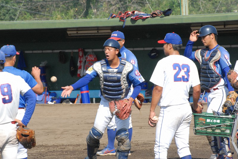 都市対抗大会九州2次予選に向け、熱のこもった練習をする捕手兼監督の菊地諒(中央)ら熊本ゴールデンラークスの選手たち=熊本県合志市の総合運動公園野球場で2020年10月2日午前10時21分、吉見裕都撮影
