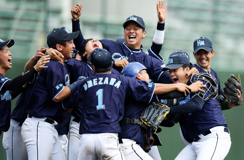 【YBC柏-ハナマウイ】本大会初出場を決め、喜び合うハナマウイの選手たち=埼玉県営大宮公園野球場で2020年10月7日、北山夏帆撮影