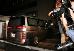 警視庁湾岸署に入る伊勢谷友介容疑者を乗せたとみられる車両＝東京都江東区で2020年9月8日、玉城達郎撮影