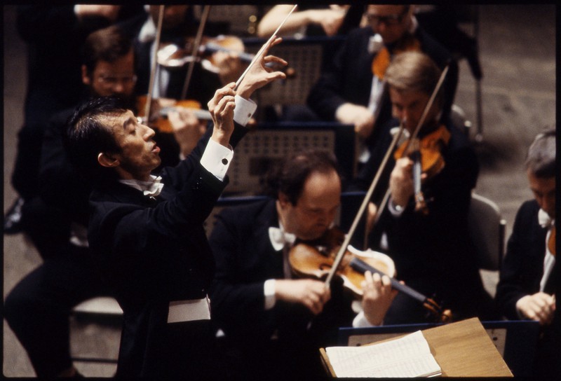 1980年、ケルン放送響を指揮する若杉弘 (C) MIN-ON