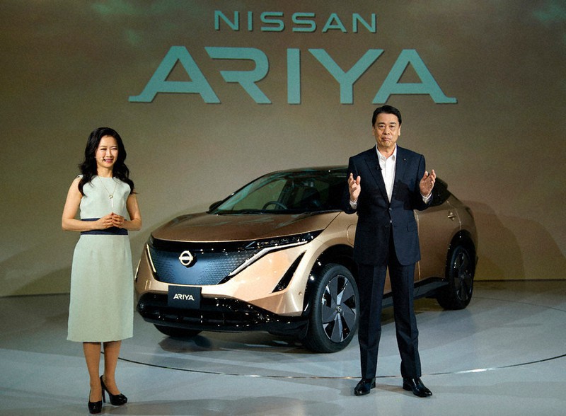 新型電気自動車(EV)アリアを発表する日産自動車の内田誠社長(右)=2020年7月、東京都内で(同社提供)