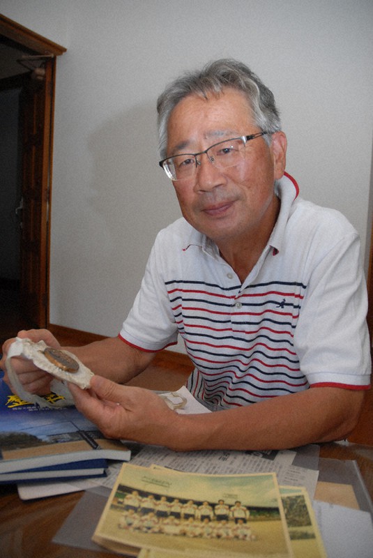 第53回大会でベスト4に入り、授与された銅メダルを見せる市原慶三さん=岐阜県美濃市蕨生の自宅で2020年10月2日、花岡洋二撮影