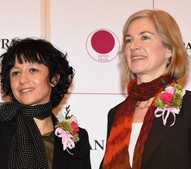 ノーベル化学賞受賞が決まった、エマニュエル・シャルバンティ博士(左)とジェニファー・ダウドナ博士=東京都千代田区で2017年2月、根岸基弘撮影
