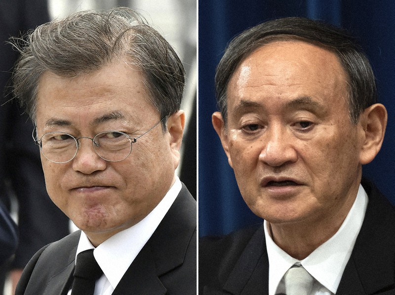 (右)菅義偉首相と(左)文在寅・韓国大統領=AP