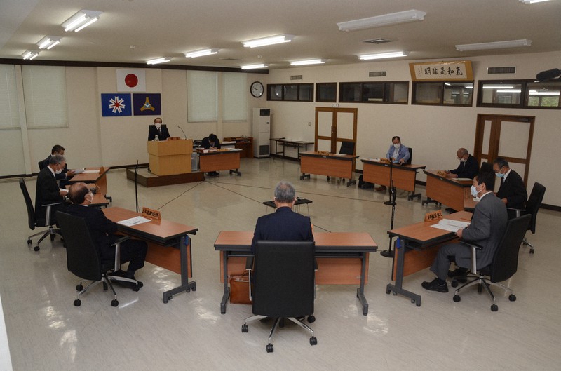 北海道神恵内村で開かれた臨時議会。文献調査への応募を求める請願を採択した=同村で2020年10月8日午前9時48分、代表撮影