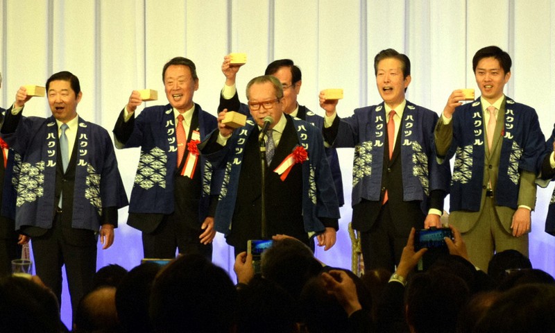 公明党大阪府本部の新春年賀会で乾杯する吉村洋文知事(右端)と山口那津男公明党代表(右から2人目)=大阪市中央区で2020年1月15日午前11時47分、津久井達撮影