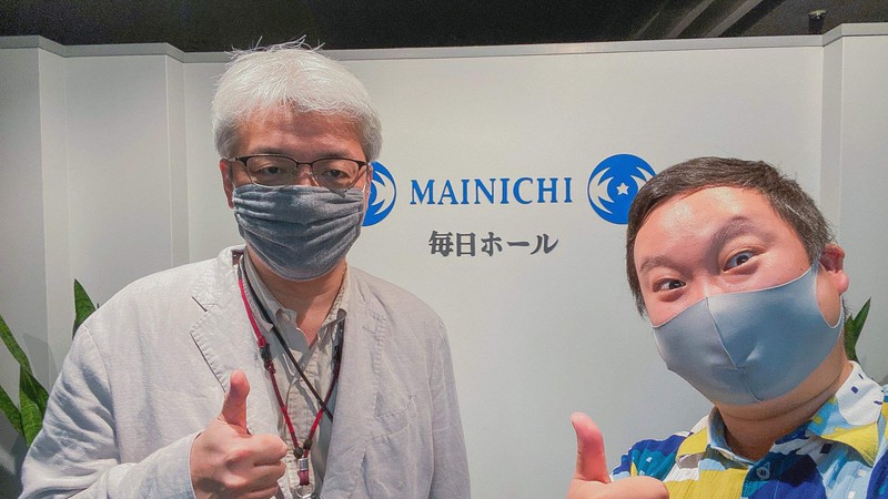 音声メディアVoicyのパラスポーツコーナー「パラっと!」の収録を終え、ポーズを取る片岡晟さん(右)と筆者=8月14日(片岡さん提供)