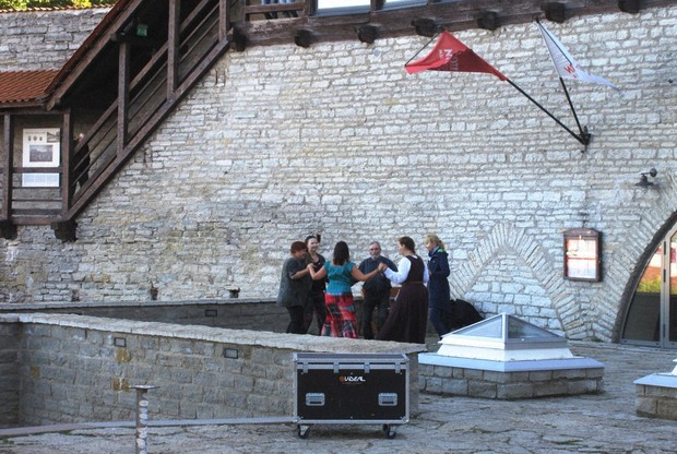 欧州 エストニア なぜかアジア系言語の国のバス旅 藻谷浩介の世界 来た 見た 考えた 藻谷浩介 毎日新聞 経済プレミア