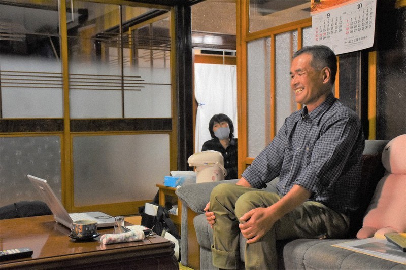 受賞者の発表をインターネット中継で見守った遠藤正悦さん(手前)と美和子さん=秋田県由利本荘市で2020年10月5日午後6時31分、下河辺果歩撮影