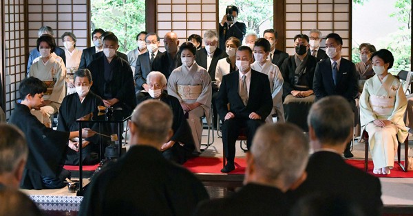 厳かに裏千家の奉告献茶式 次期家元の敬史氏が 若宗匠 に 京都 毎日新聞