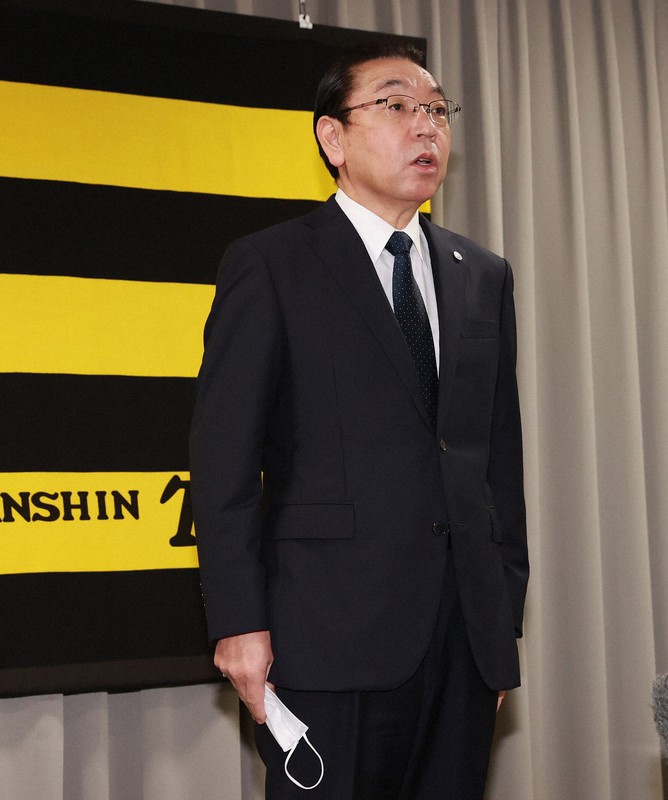 記者会見する阪神の揚塩健治球団社長=兵庫県西宮市で2020年10月9日(代表撮影)