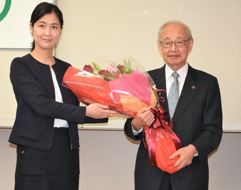 退任式で花束を受け取った菊地健次郎氏(右)=多賀城市役所で2020年10月9日午前10時21分、藤田花撮影