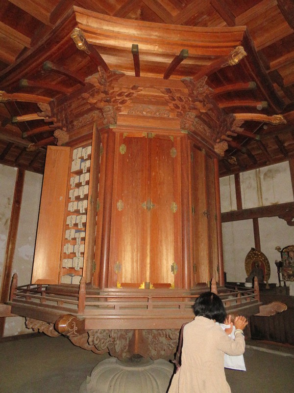 特別公開された法泉寺「経蔵」内の「輪蔵」と呼ばれる回転式本箱。経典が収蔵され、実際に回転させることもできる=山梨県甲府市で2020年10月9日午前11時10分、梅田啓祐撮影