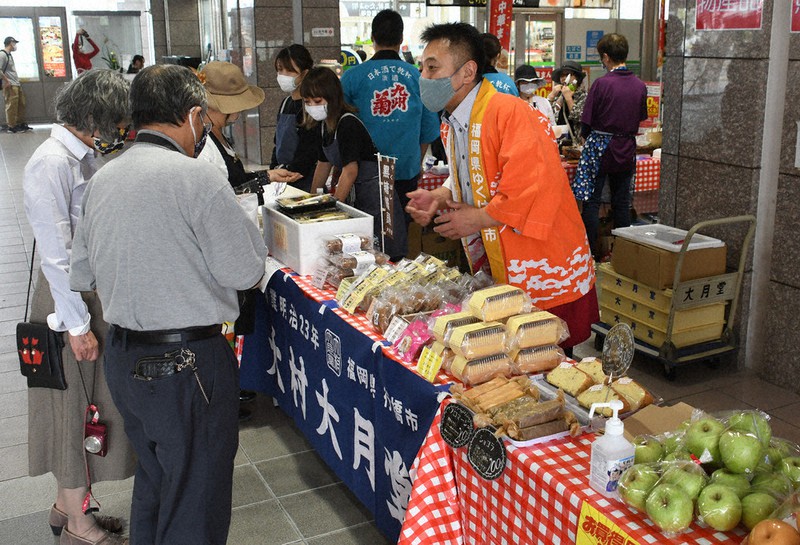 ななつ星 ようこそ行橋へ 来年３月まで毎週金曜停車 市観光協会 乗客歓迎 地元産品ｐｒ 福岡 毎日新聞