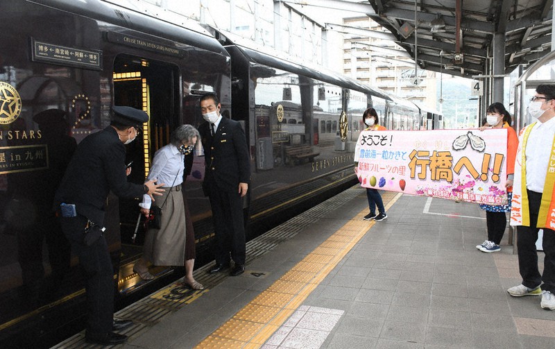 ななつ星 ようこそ行橋へ 来年３月まで毎週金曜停車 市観光協会 乗客歓迎 地元産品ｐｒ 福岡 毎日新聞