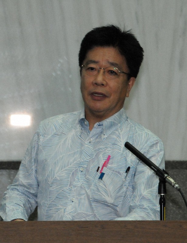 玉城デニー沖縄県知事との会談後、ぶら下がり取材に応じる加藤勝信官房長官=那覇市の県庁で2020年10月10日午後5時54分、遠藤孝康撮影