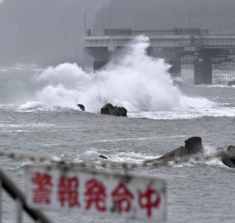台風14号が接近する中、駿河湾沿岸に打ち寄せる高波=静岡市駿河区で2020年10月10日午前9時25分、手塚耕一郎撮影
