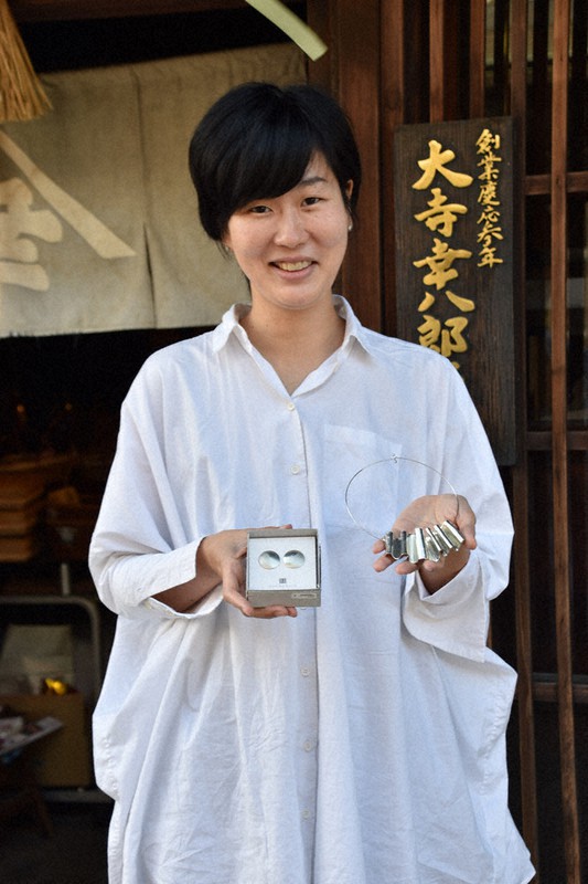 自身がデザインしたすずのアクセサリーを手にする大寺桂さん=高岡市金屋町で2020年10月5日午後3時30分、高良駿輔撮影