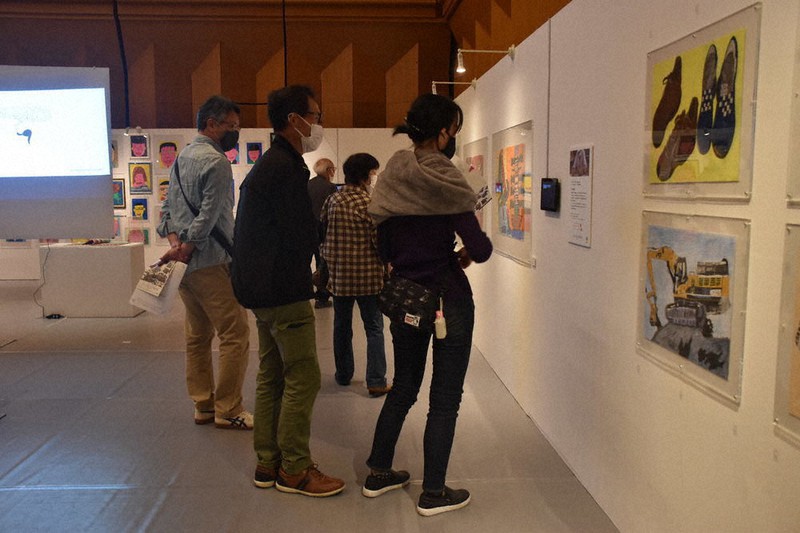 展示作品に見入る客=岐阜市学園町3のぎふ清流文化プラザで