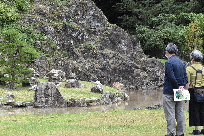 岩盤から削り出した石組みや池の中島などが特徴の常徳寺庭園