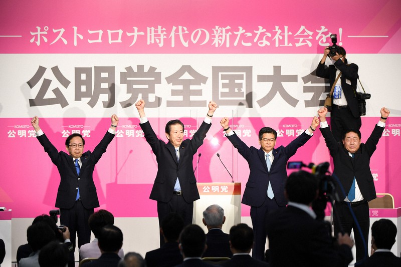 公明党全国大会で両手を上げて拍手に応える石井啓一幹事長(右から2人目)ら=東京都千代田区で2020年9月27日、北山夏帆撮影