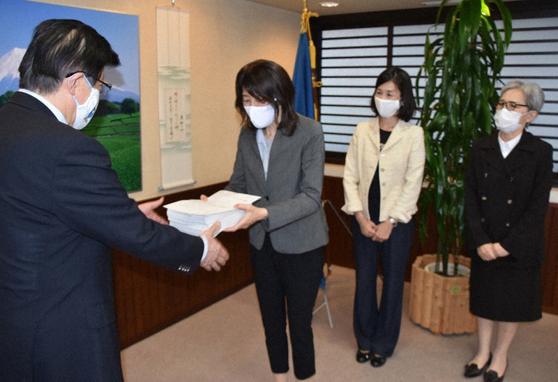 リニアを巡る川勝平太知事(左端)の姿勢に賛同する2170人の署名簿を提出する榊原優子理事長(左から2人目)=静岡県庁で2020年10月9日、山田英之撮影