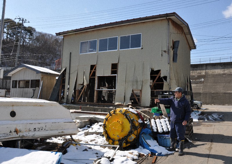 1階が被災した番屋の前に立つ熊谷実さん=岩手県普代村の太田名部漁港で2011年3月27日午前9時10分、工藤撮影