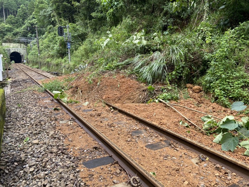 九州豪雨で崩れた土砂が流入した肥薩おれんじ鉄道の線路=同社提供