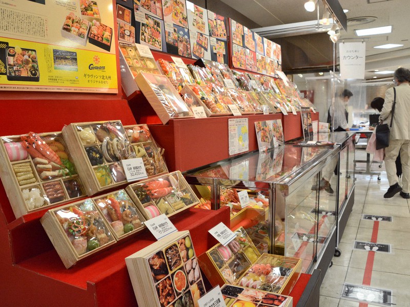 おせち料理の見本が並ぶ井筒屋本店の売り場=北九州市小倉北区で2020年10月12日午後4時25分、久野洋撮影