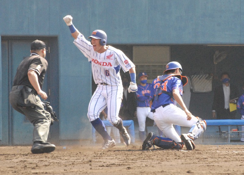 【ホンダ熊本-西部ガス】三回表ホンダ熊本1死三塁、浜岡直人の中犠飛で稲垣翔太が勝ち越しのホームを踏み、右手を突き上げる=2020年10月13日午前10時37分、吉見裕都撮影