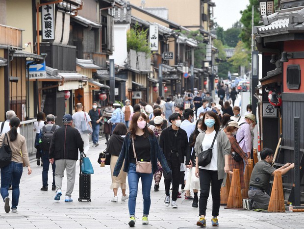 「Go Toトラベル」に東京が加わって初の週末を迎え、観光客らでにぎわう祇園・花見小路=京都市東山区で2020年10月3日午後1時49分、川平愛撮影