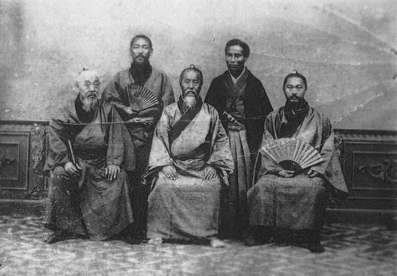 1872年に明治政府に派遣された琉球使節。手前中央が正使・伊江王子朝直=那覇市歴史博物館提供