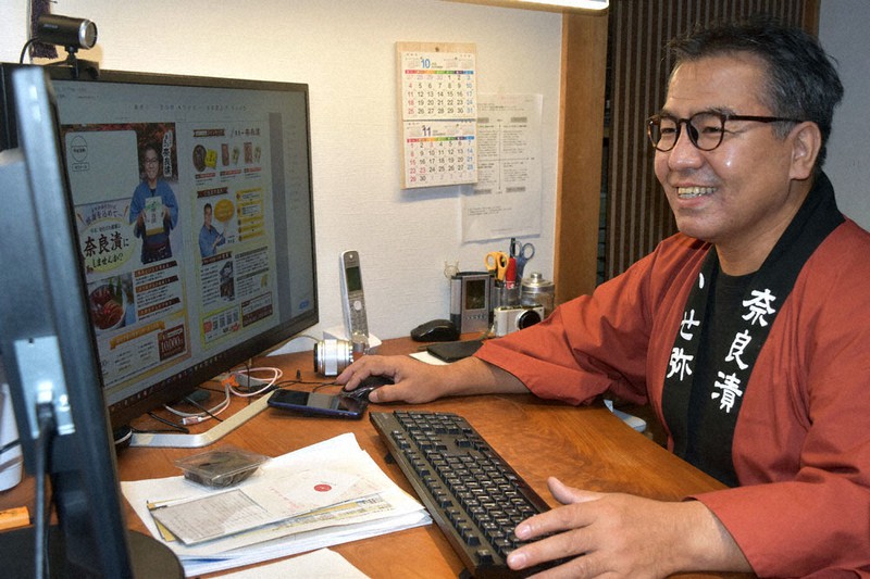 奈良漬の無料提供の申し込み状況を確認する「いせ弥」の清水誠店主=奈良県宇陀市で、廣瀬晃子撮影