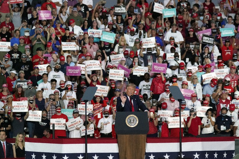 大規模集会を再開したトランプ米大統領(中央)。支持者は密集し、社会的距離をとっていない=米フロリダ州サンフォードで12日、AP