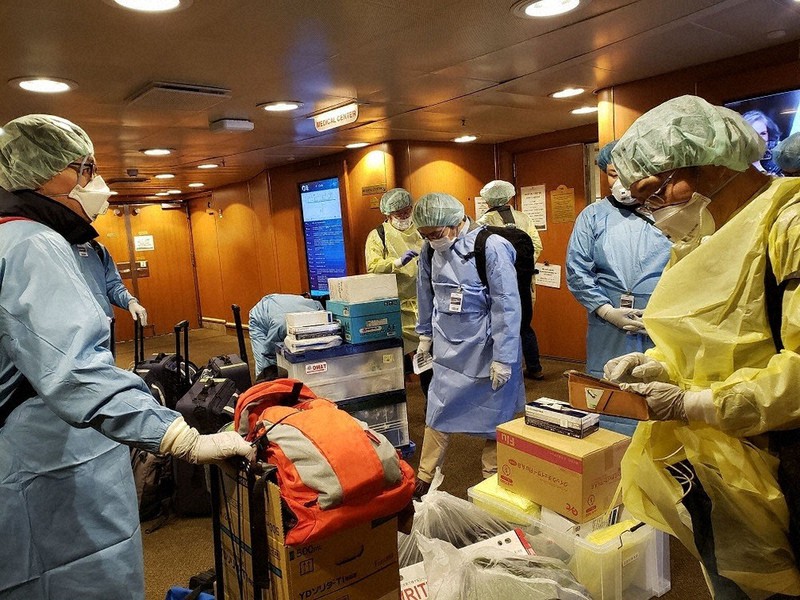 船内活動の準備をするDMAT事務局員ら=厚生労働省DMAT事務局提供