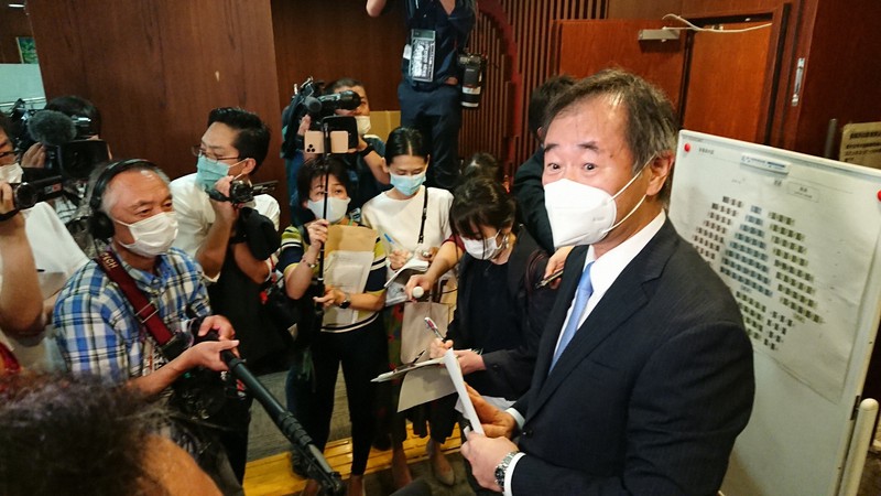 日本学術会議の推薦者が新会員に任命されなかったことについて報道陣の取材に答える梶田隆章会長=東京都港区の日本学術会議で2020年10月2日、柳楽未来撮影