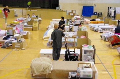 東日本大震災の際、宮城県石巻市の社会教育施設の体育館に開設された福祉避難所=2011年4月撮影(石巻市提供)