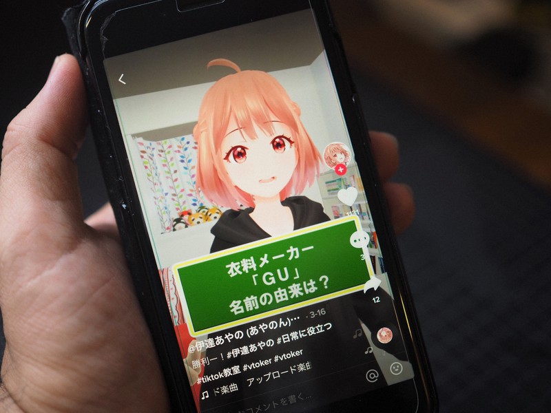 ティックトックで動画を配信する伊達あやの。雑学を日々投稿している=宮崎稔樹撮影
